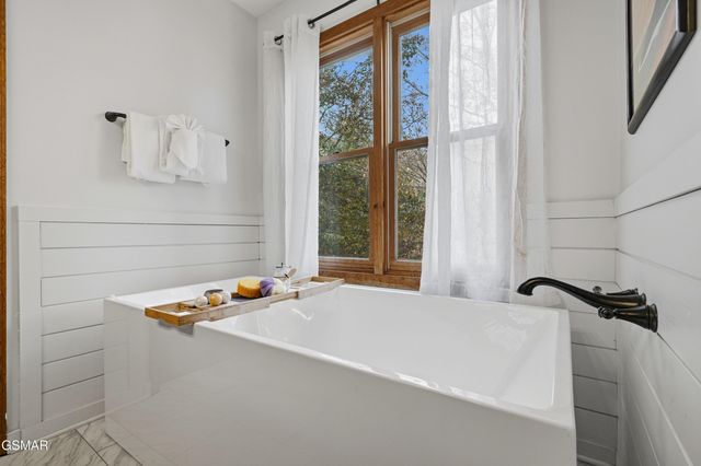 2489 Upper Middle Creek Road, Sevierville, TN 37876