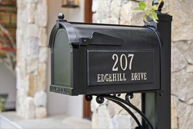 207 Edgehill Drive, San Carlos, CA 94070