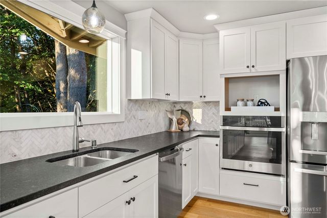 28601 13th Avenue S, Federal Way, WA 98003