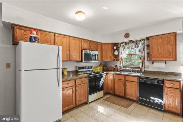 141 OAK HILLS DR, Hanover, PA 17331