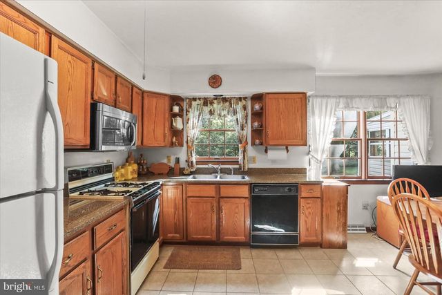 141 OAK HILLS DR, Hanover, PA 17331