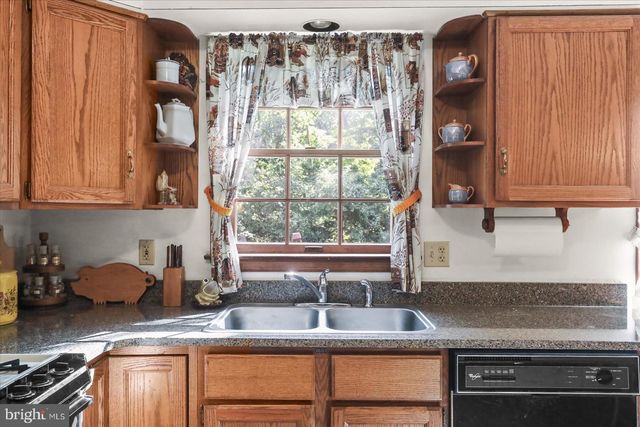 141 OAK HILLS DR, Hanover, PA 17331