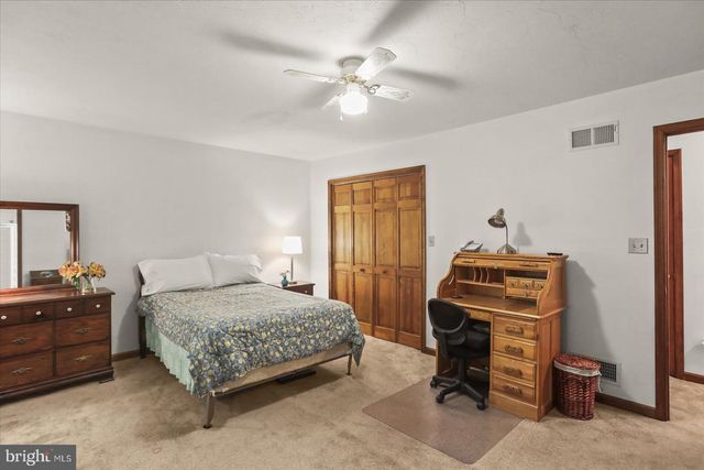 141 OAK HILLS DR, Hanover, PA 17331