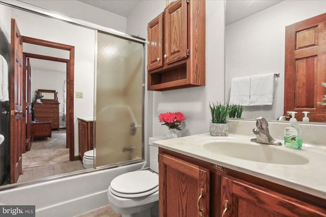 141 OAK HILLS DR, Hanover, PA 17331