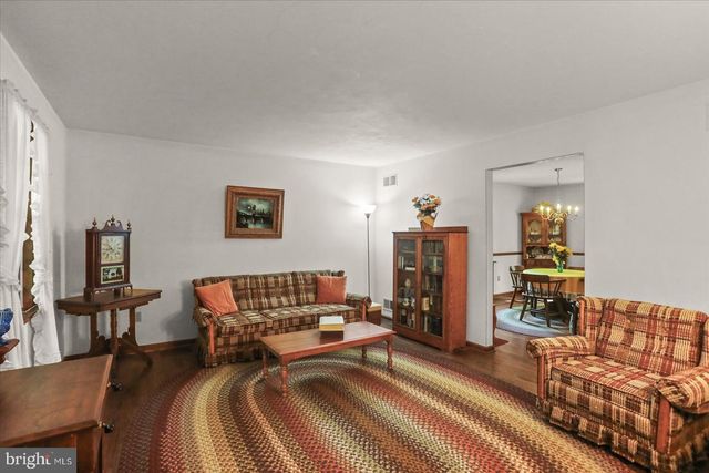 141 OAK HILLS DR, Hanover, PA 17331