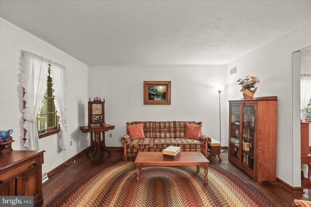 141 OAK HILLS DR, Hanover, PA 17331