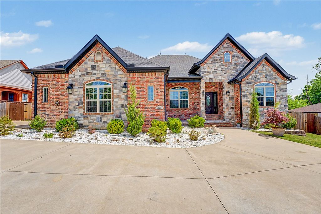 1123 13th Street, Rogers, AR 72758