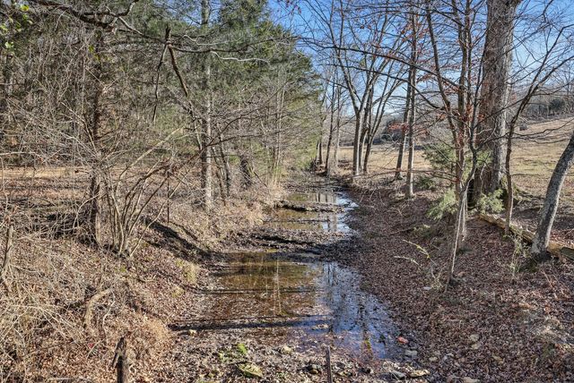 725 Calvert Ridge Rd, Westmoreland, TN 37186