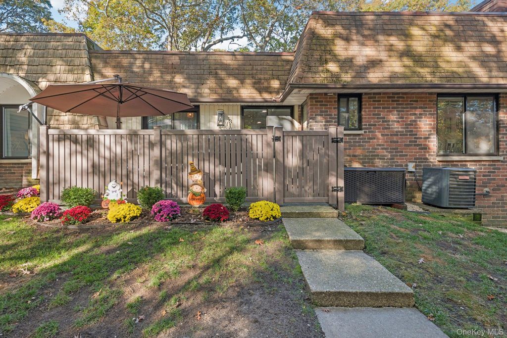 312 Clubhouse Court, Coram, NY 11727