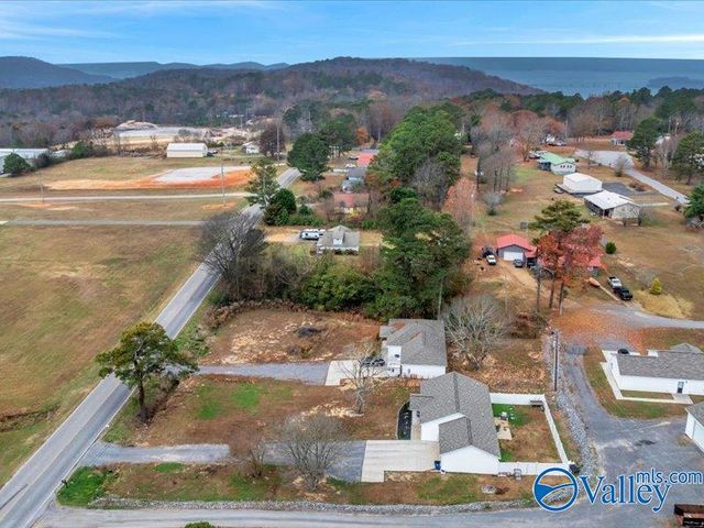 7570 Hustleville Road, Albertville, AL 35951