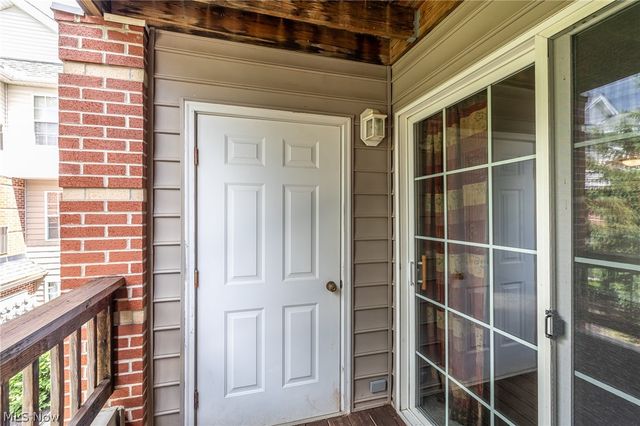 23004 Chandlers Lane 220, Olmsted Falls, OH 44138