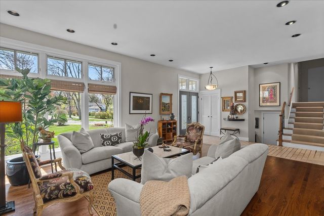 1060 Edgebrook Lane, Glencoe, IL 60022