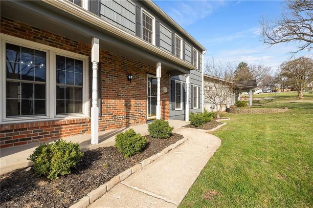 412 NW Briarcliff Road, Kansas City, MO 64116