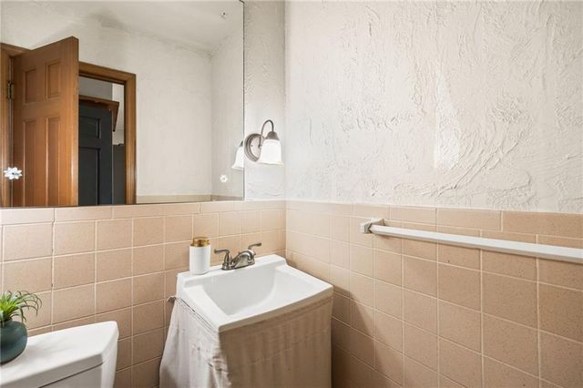 412 NW Briarcliff Road, Kansas City, MO 64116