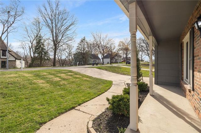 412 NW Briarcliff Road, Kansas City, MO 64116