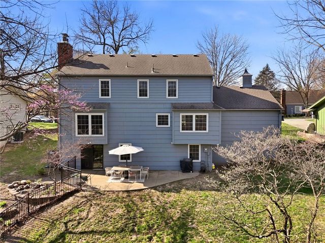 412 NW Briarcliff Road, Kansas City, MO 64116