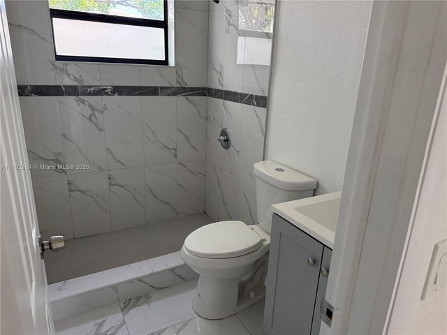 9340 Martinique Dr, Cutler Bay, FL 33189