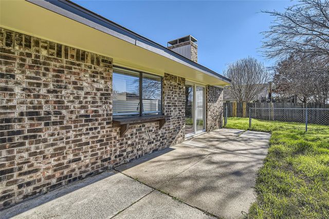 2200 Sequoia Lane, Bedford, TX 76021