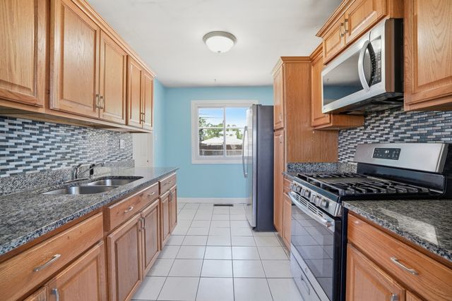 17044 Burnham Avenue, Lansing, IL 60438