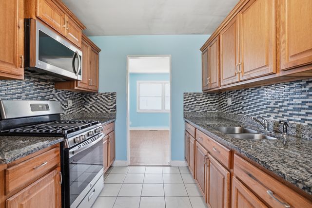 17044 Burnham Avenue, Lansing, IL 60438