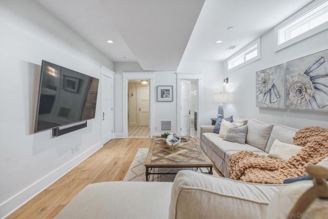 953 E Ave, Coronado, CA 92118