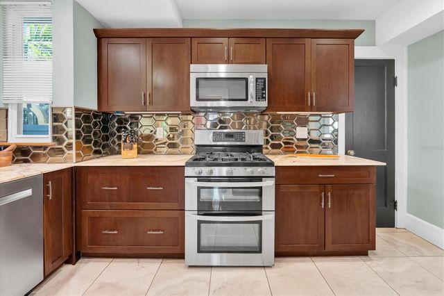 248 14TH AVENUE NE, St Petersburg, FL 33701