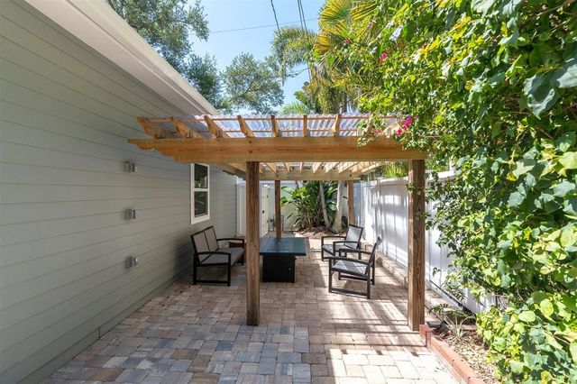 248 14TH AVENUE NE, St Petersburg, FL 33701