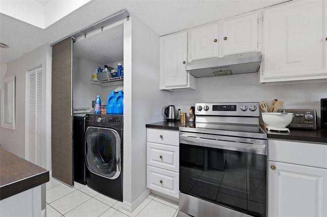 5104 TENNIS COURT CIRCLE 5104, Tampa, FL 33617