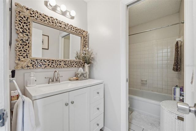 5104 TENNIS COURT CIRCLE 5104, Tampa, FL 33617