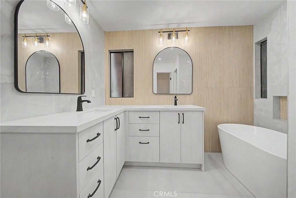 Image 11 of property listing at 421 S Van Ness, Los Angeles, CA 90020