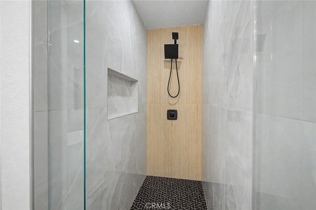 Image 13 of property listing at 421 S Van Ness, Los Angeles, CA 90020