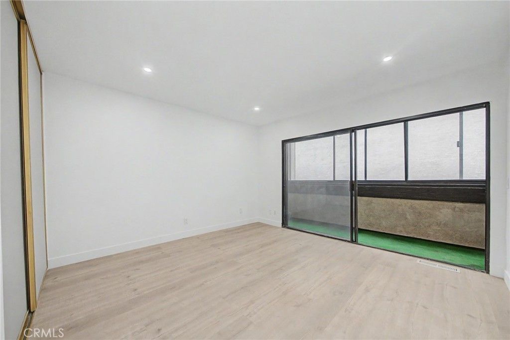 Image 15 of property listing at 421 S Van Ness, Los Angeles, CA 90020
