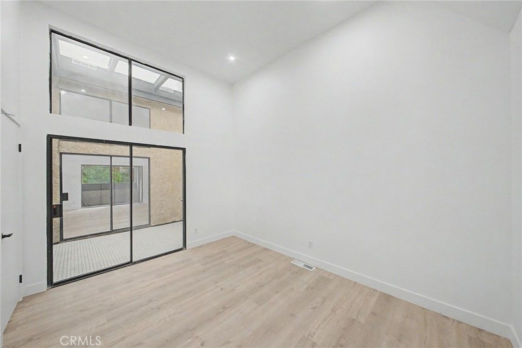 Image 17 of property listing at 421 S Van Ness, Los Angeles, CA 90020