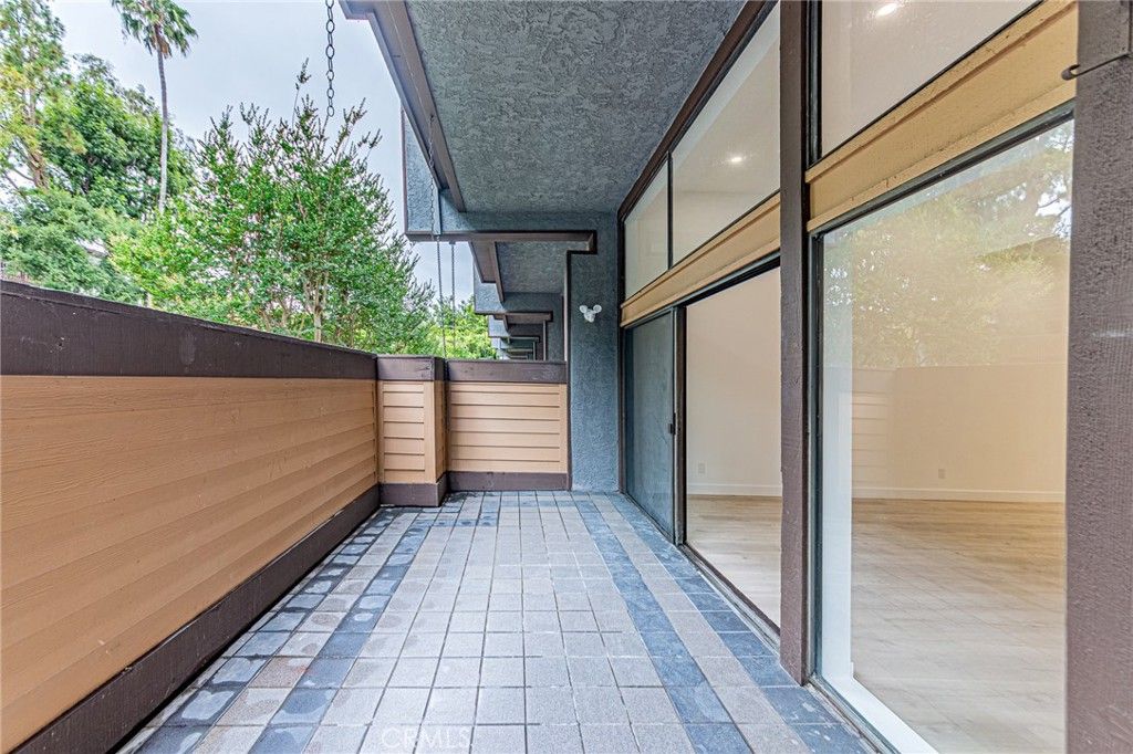 Image 19 of property listing at 421 S Van Ness, Los Angeles, CA 90020