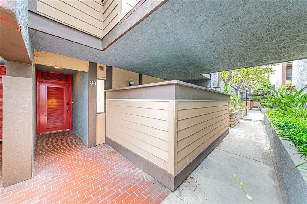 Image 2 of property listing at 421 S Van Ness, Los Angeles, CA 90020