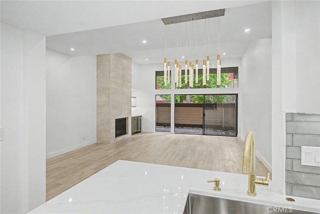 Image 20 of property listing at 421 S Van Ness, Los Angeles, CA 90020