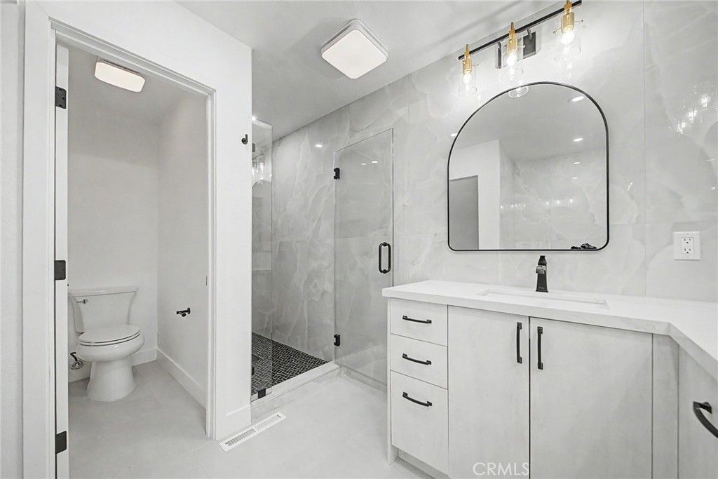 Image 24 of property listing at 421 S Van Ness, Los Angeles, CA 90020