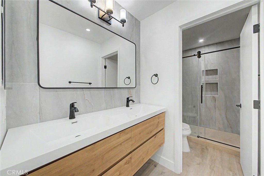 Image 26 of property listing at 421 S Van Ness, Los Angeles, CA 90020