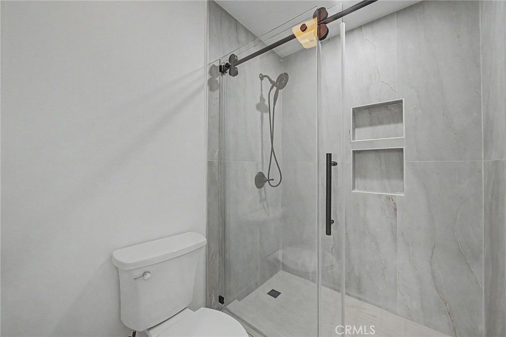 Image 27 of property listing at 421 S Van Ness, Los Angeles, CA 90020