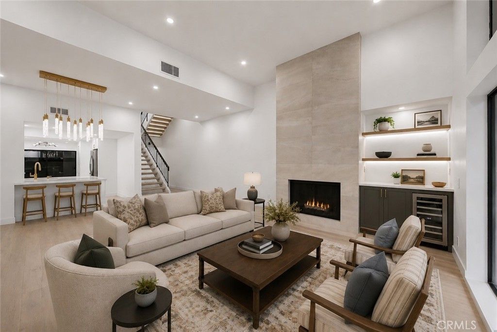 Image 3 of property listing at 421 S Van Ness, Los Angeles, CA 90020