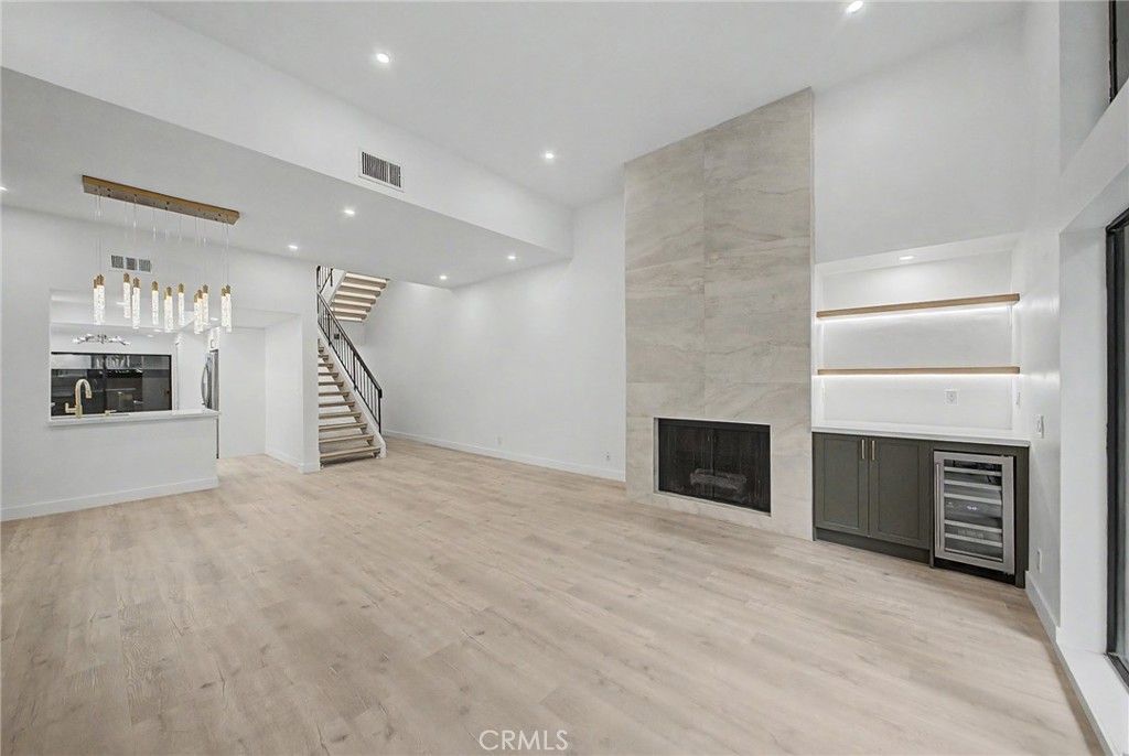 Image 4 of property listing at 421 S Van Ness, Los Angeles, CA 90020
