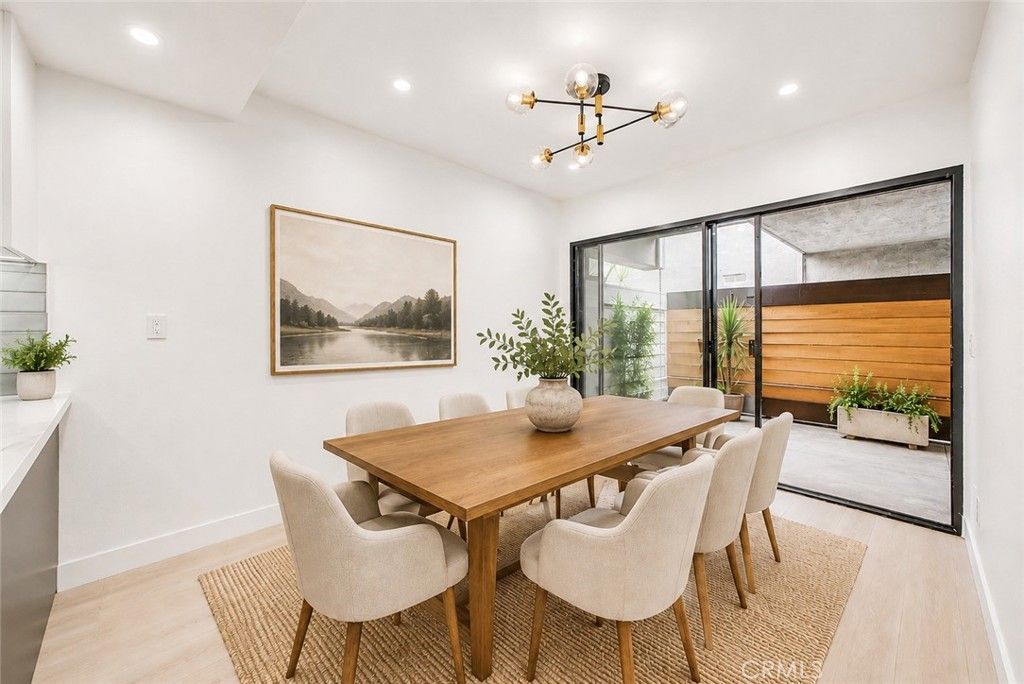 Image 5 of property listing at 421 S Van Ness, Los Angeles, CA 90020