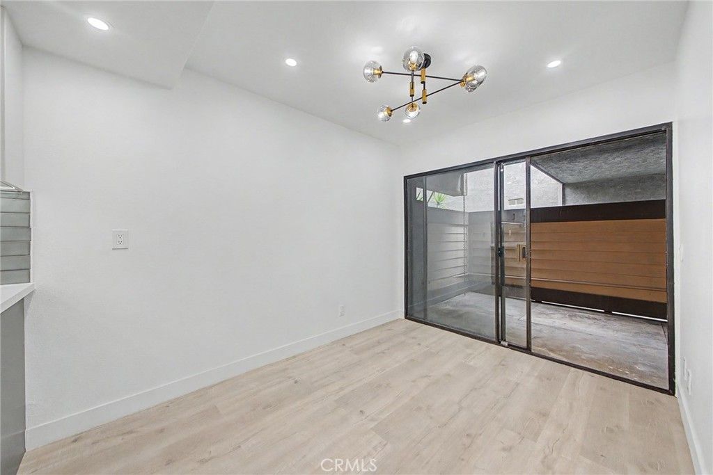 Image 6 of property listing at 421 S Van Ness, Los Angeles, CA 90020