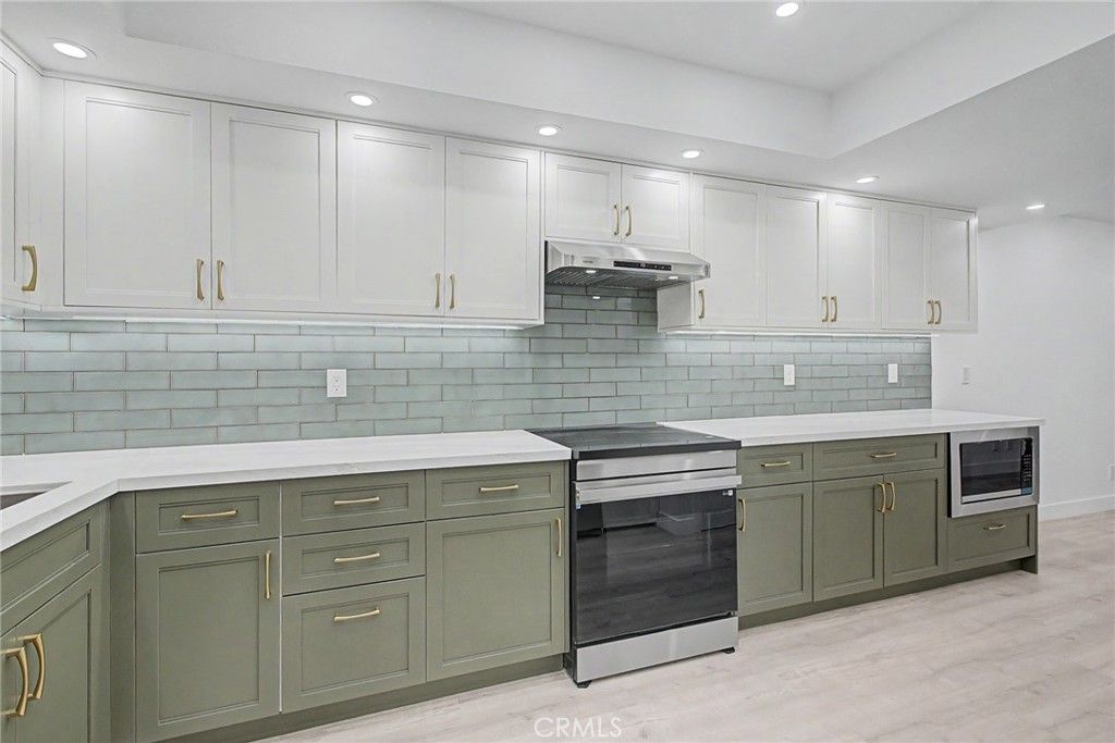 Image 7 of property listing at 421 S Van Ness, Los Angeles, CA 90020