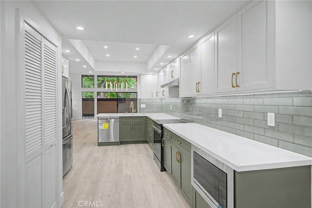 Image 8 of property listing at 421 S Van Ness, Los Angeles, CA 90020
