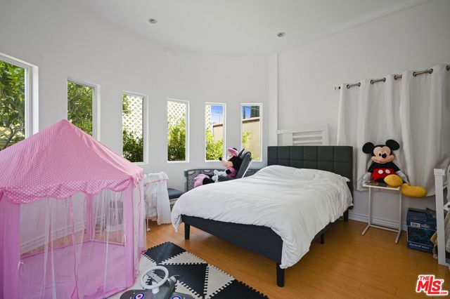 232 S Crescent Drive, Beverly Hills, CA 90212