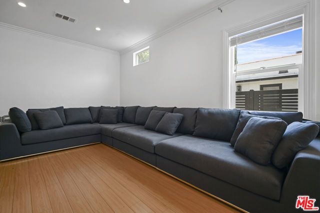 232 S Crescent Drive, Beverly Hills, CA 90212