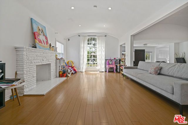 232 S Crescent Drive, Beverly Hills, CA 90212