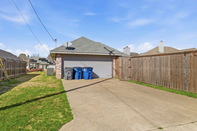 1302 Old Knoll Drive, Wylie, TX 75098