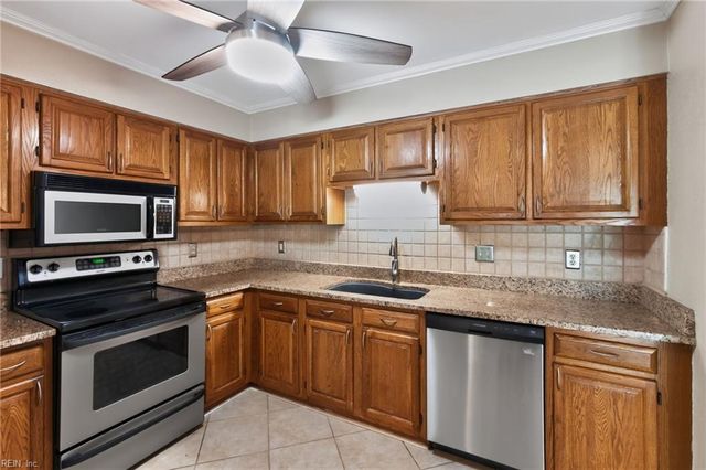 102 Heather Way Apt C, Yorktown, VA 23693